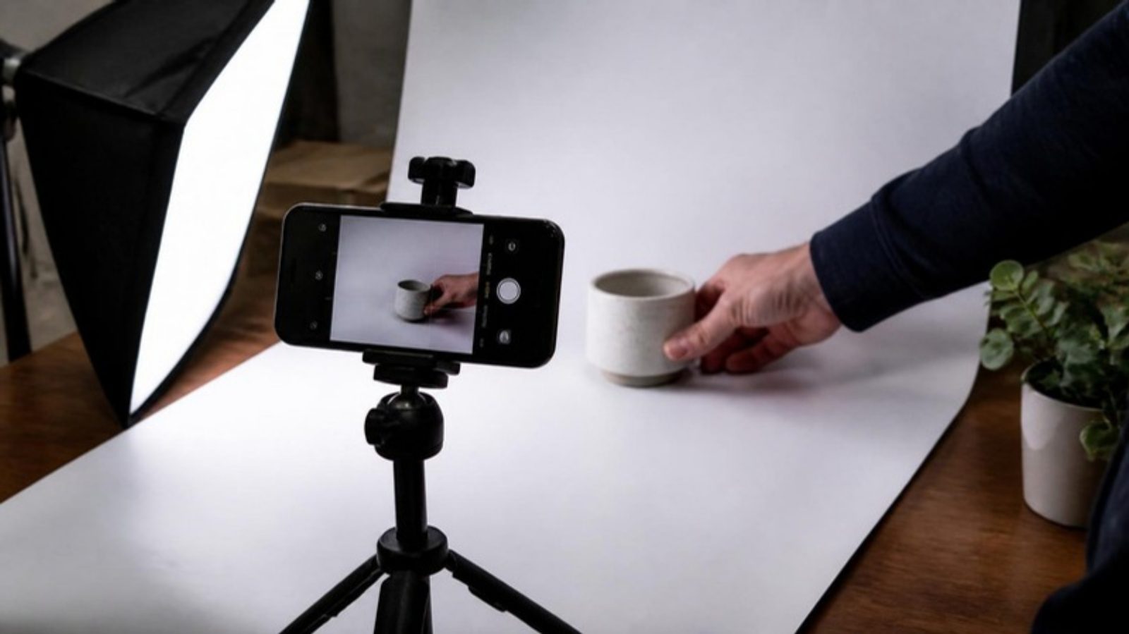スマートフォンで商品写真を撮影している様子